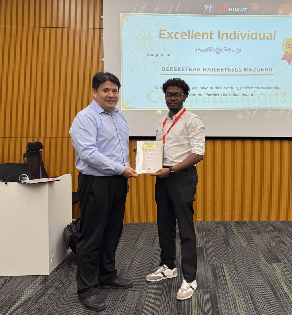 Receiving the Excellent Individual award at Huawei