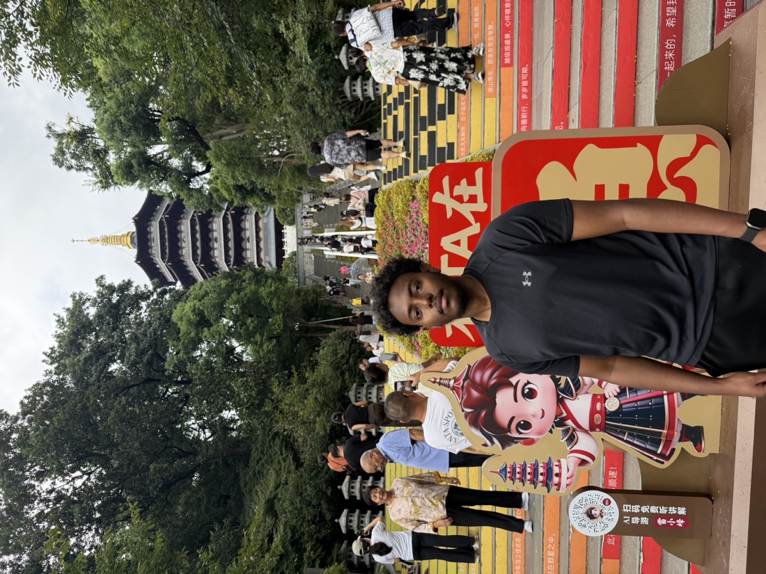 On the steps to Leifeng Pagoda